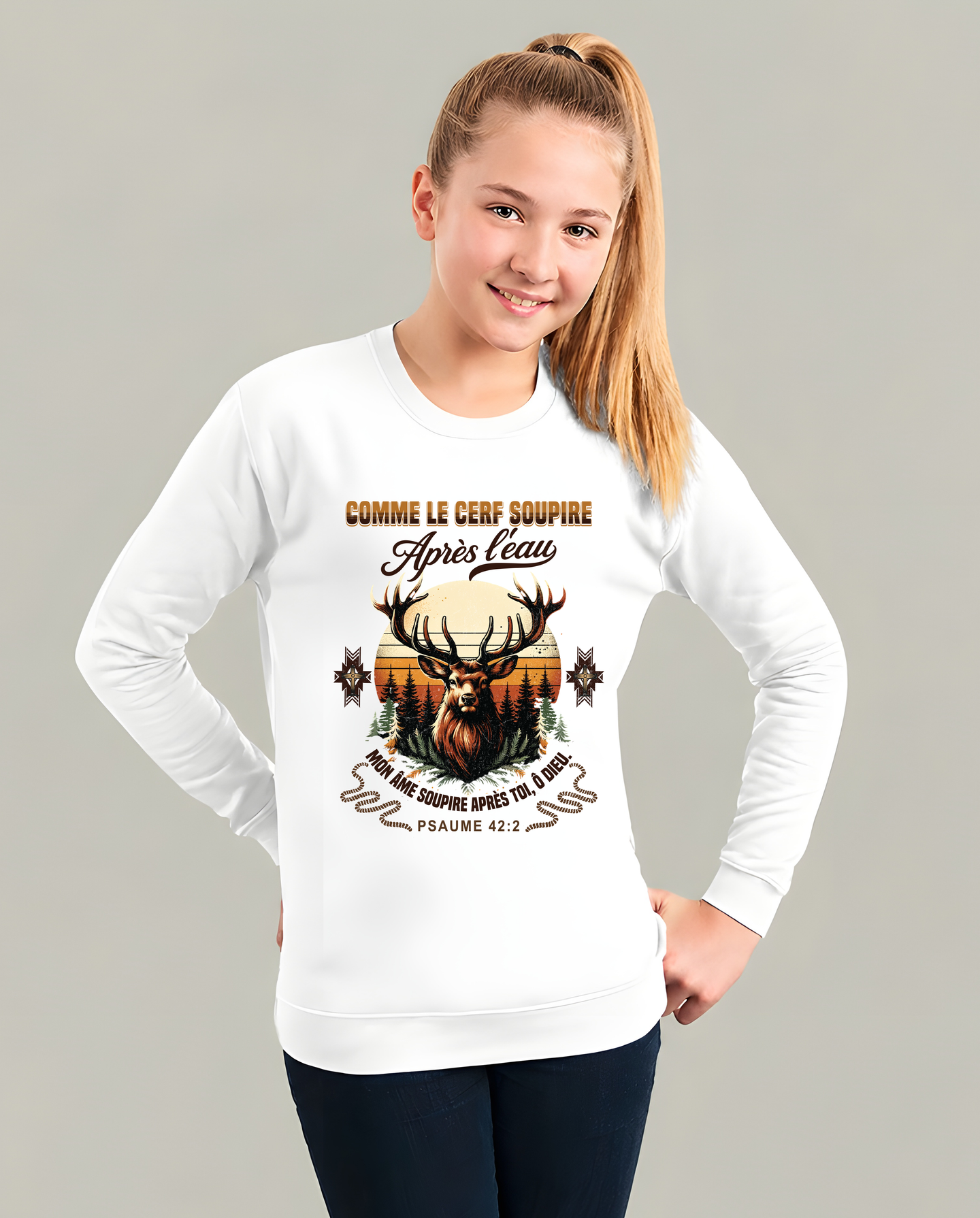 Sweatshirt blanc enfant avec cerf et verset biblique Psaume 42:2 en français.