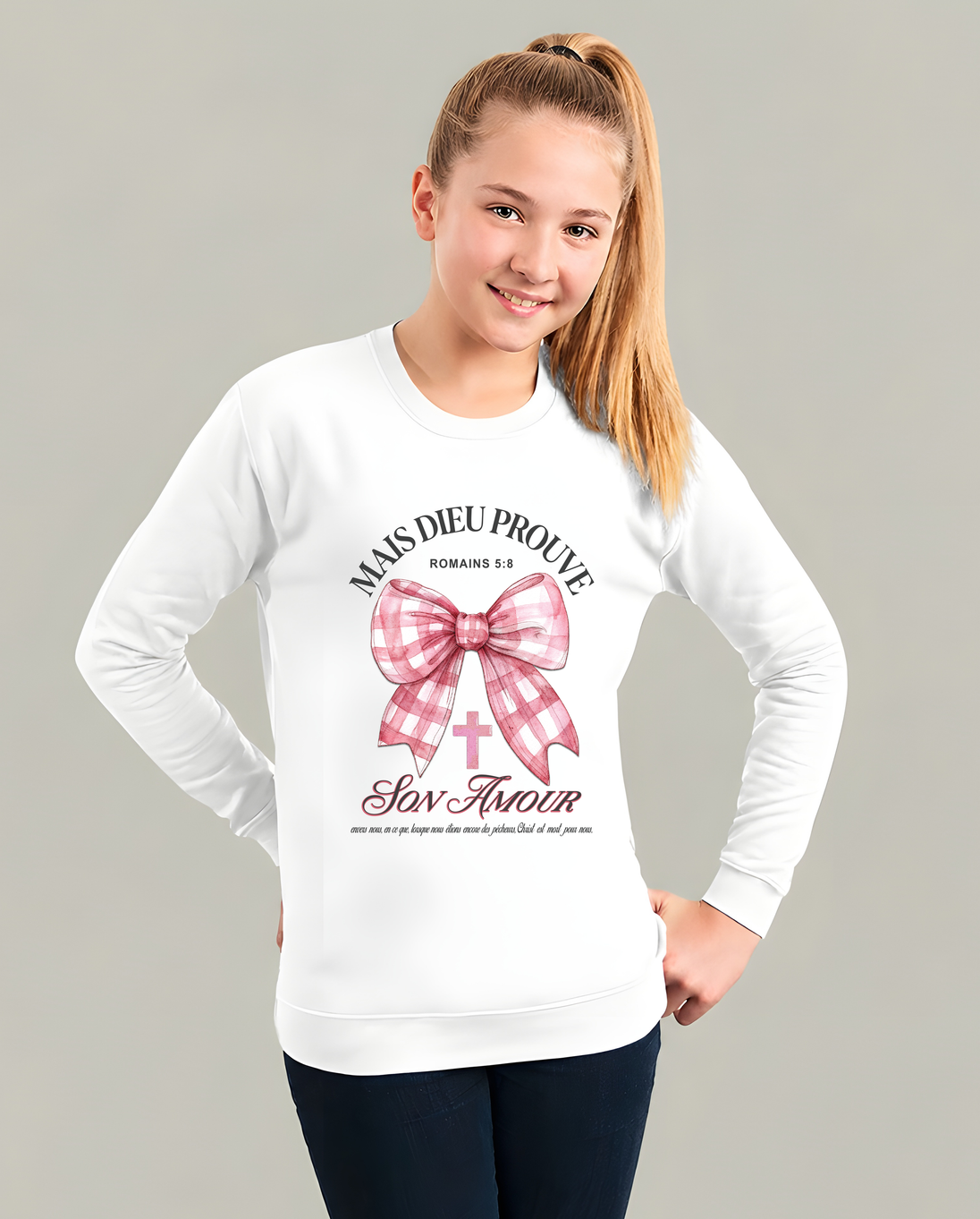 Sweat blanc enfant avec nœud vichy rose et texte biblique Mais Dieu Prouve Son Amour.