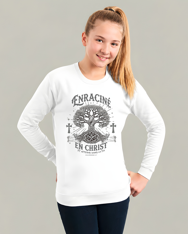 Sweat blanc enfant Enraciné en Christ avec motif arbre de vie et croix grises.