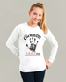 Une jeune fille porte un sweat-shirt blanc avec une empreinte de main et un message religieux.