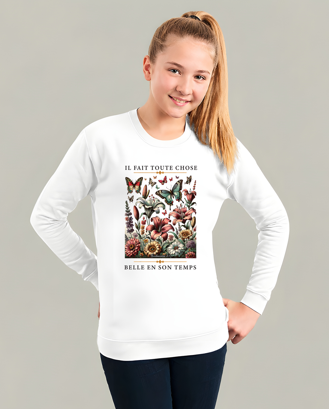 Sweat blanc enfant avec fleurs, papillons et texte biblique en français.