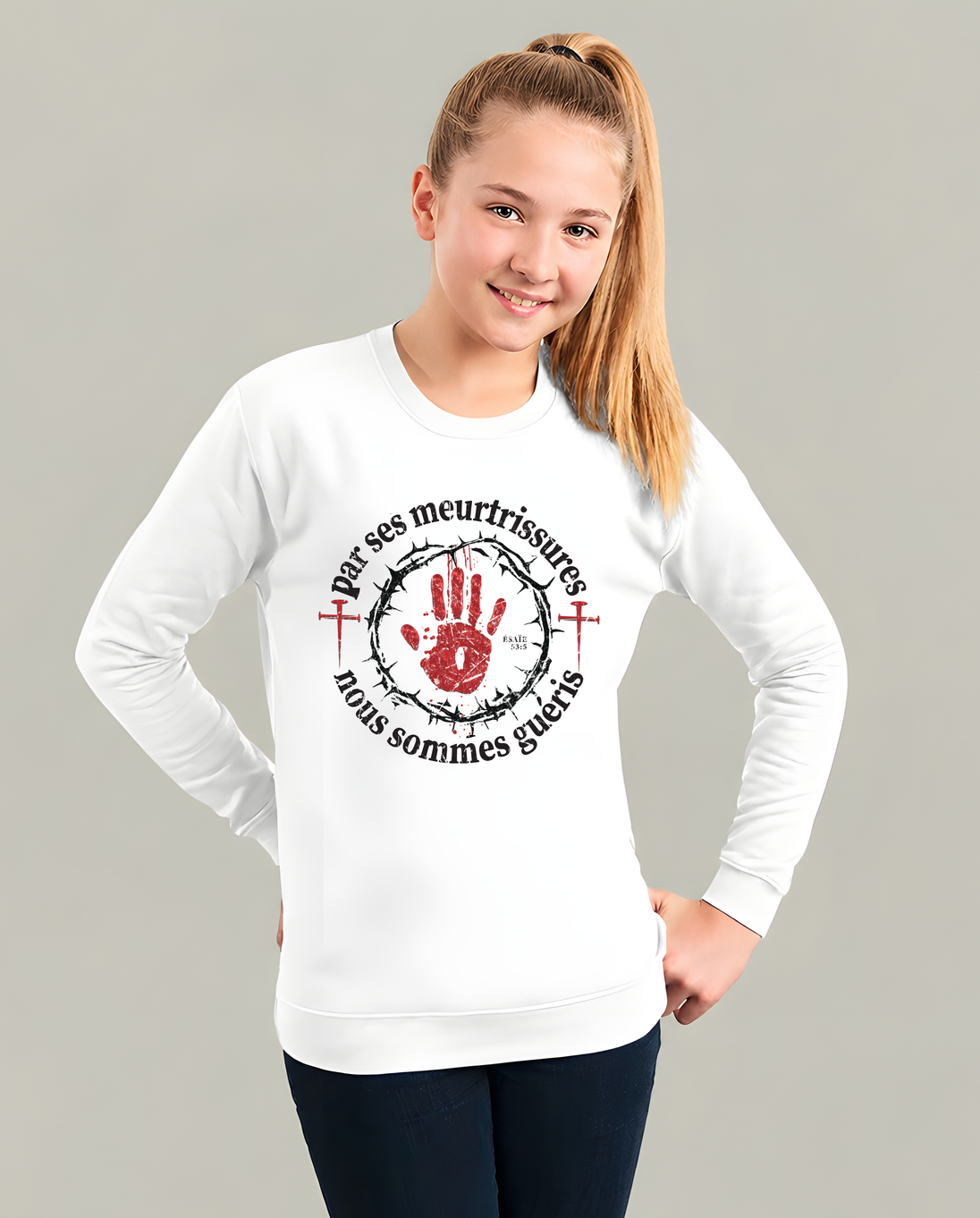 Une jeune fille porte un sweat-shirt blanc avec une impression religieuse et une couronne d'épines.