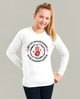 Une jeune fille porte un sweat-shirt blanc avec une impression religieuse et une couronne d'épines.