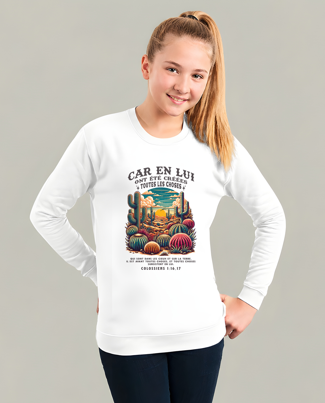 Sweat blanc enfant avec paysage de désert et verset biblique Colossiens 1:16-17 en français.