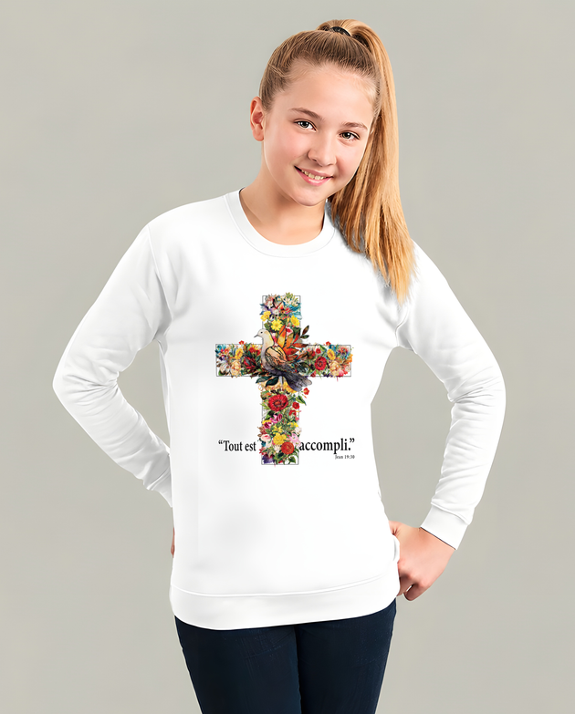 Sweatshirt blanc enfant avec croix fleurie et texte "Tout est accompli", idéal pour chrétiens.