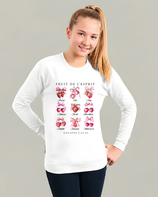 Sweat blanc enfant Fruit de l'Esprit avec illustrations de fruits roses et texte biblique.