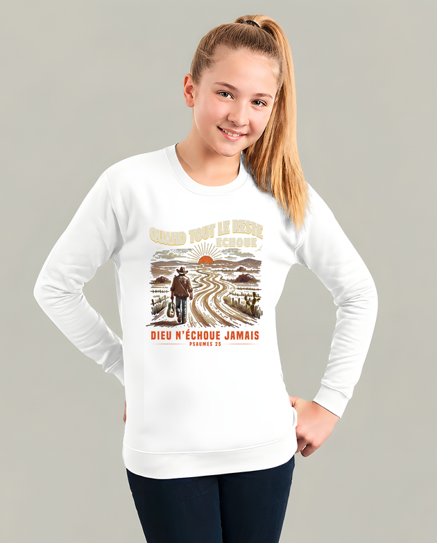 Une jeune fille porte un sweat-shirt blanc à manches longues avec une illustration de cow-boy.