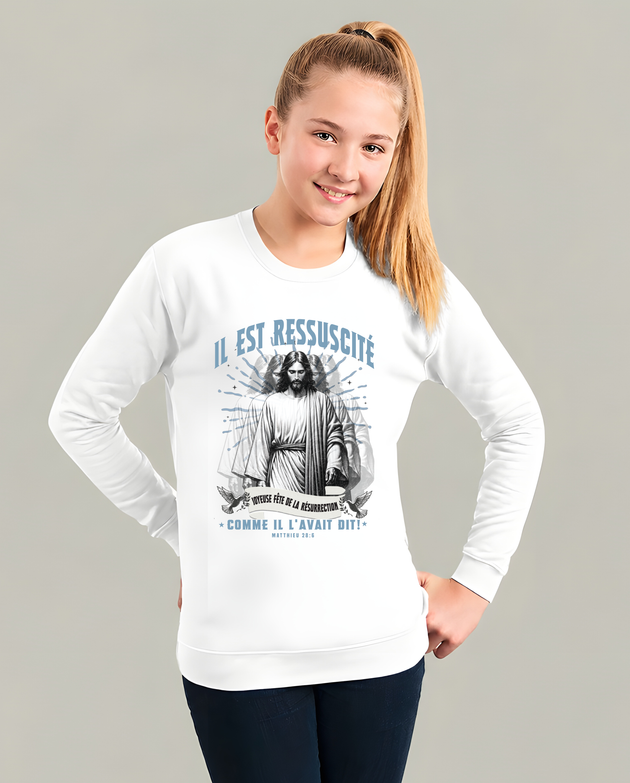 Sweatshirt blanc pour enfant avec illustration du Christ ressuscité et texte Il est ressuscité.