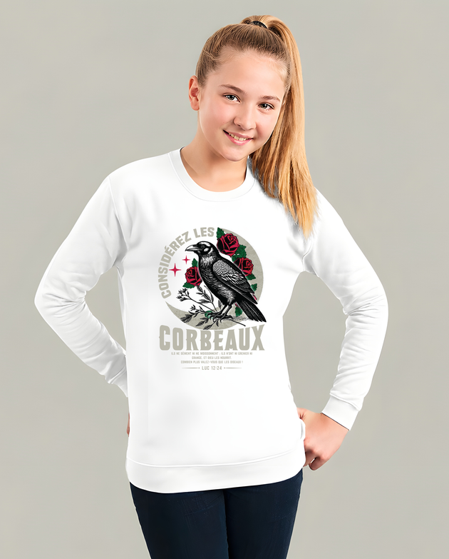 Sweat blanc enfant avec corbeau, roses et verset biblique Luc 12:24 en français.