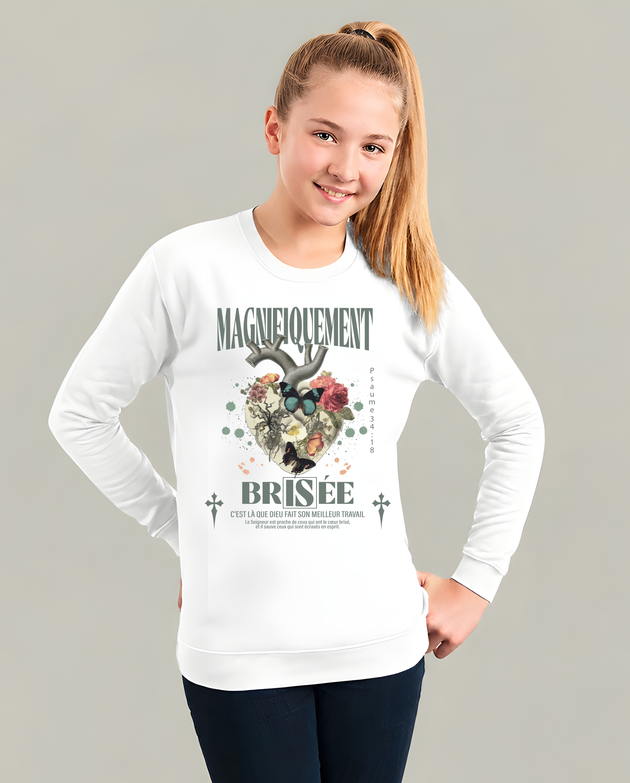 Sweat blanc enfant Magniﬁquement Brisée avec illustration botanique vintage et verset biblique.