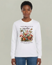 Une femme porte un t-shirt blanc à manches longues orné d'un motif floral et d'un verset biblique.