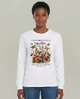 Une femme porte un t-shirt blanc à manches longues orné d'un motif floral et d'un verset biblique.