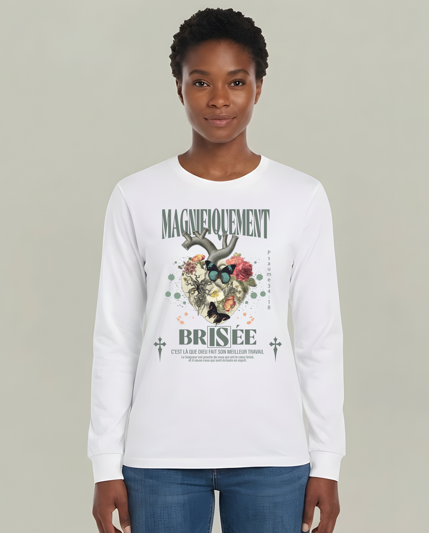 T-shirt blanc à manches longues avec graphique floral et texte Magnifiquement Brisée.