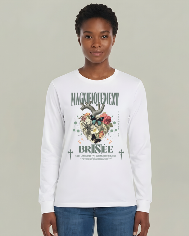T-shirt blanc à manches longues avec graphique floral et texte Magnifiquement Brisée.