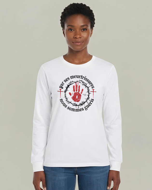 T-shirt blanc manches longues femme avec logo main rouge et texte biblique en français.