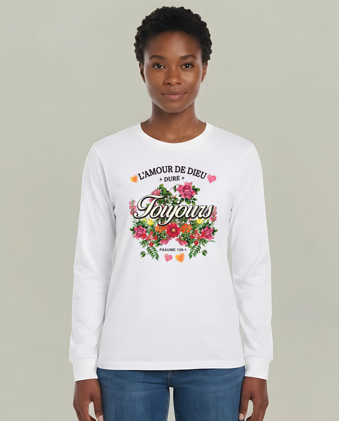 T-shirt blanc manches longues femme avec motif floral et texte L'amour de Dieu dure toujours.