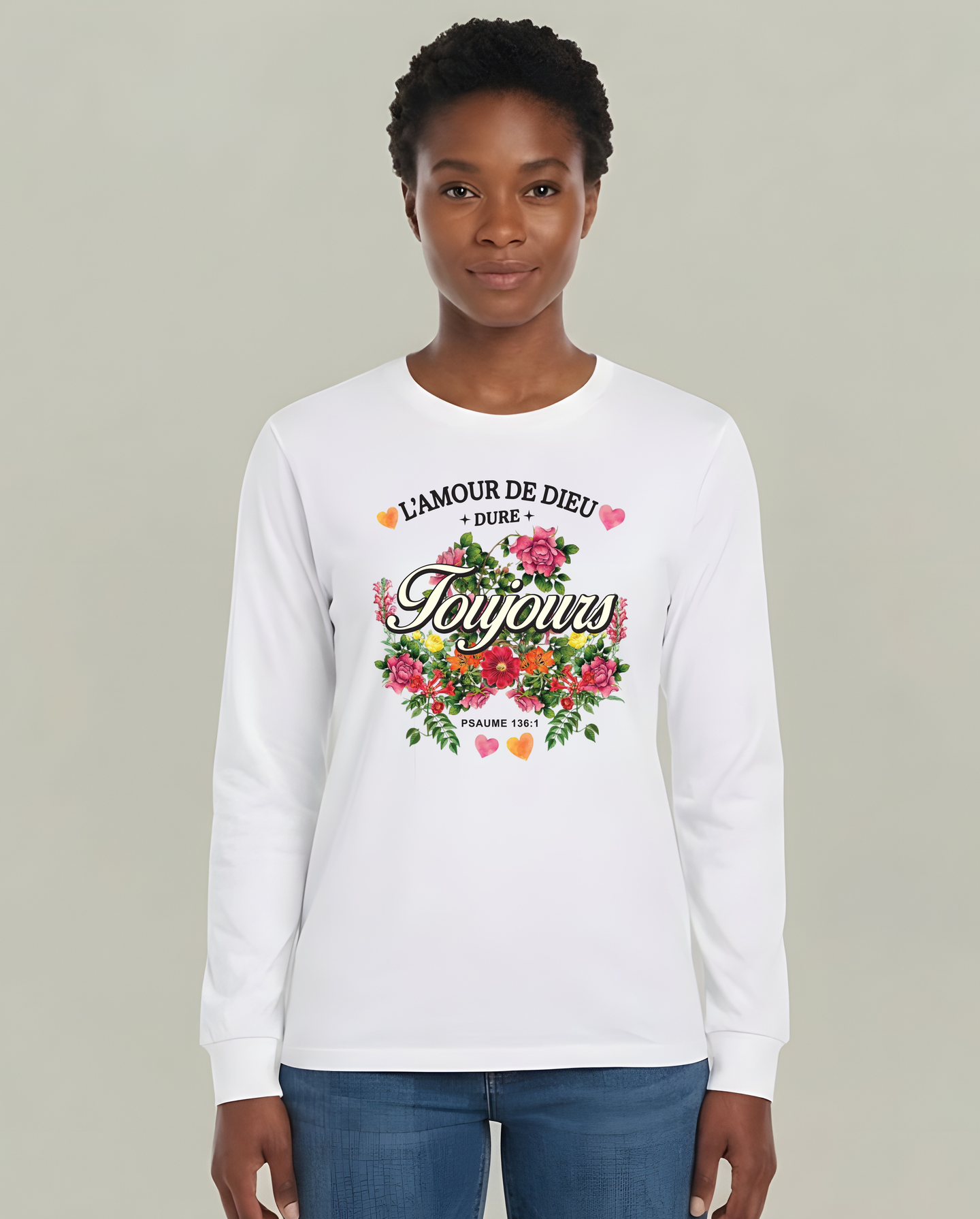 T-shirt blanc manches longues femme avec motif floral et texte L'amour de Dieu dure toujours.