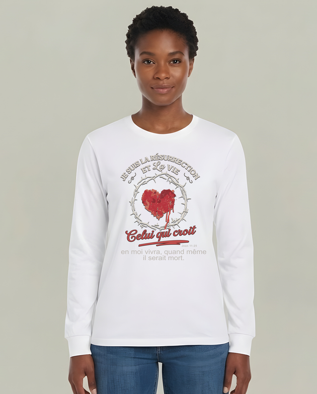 T-shirt blanc à manches longues pour femme avec motif cœur et texte biblique en français.