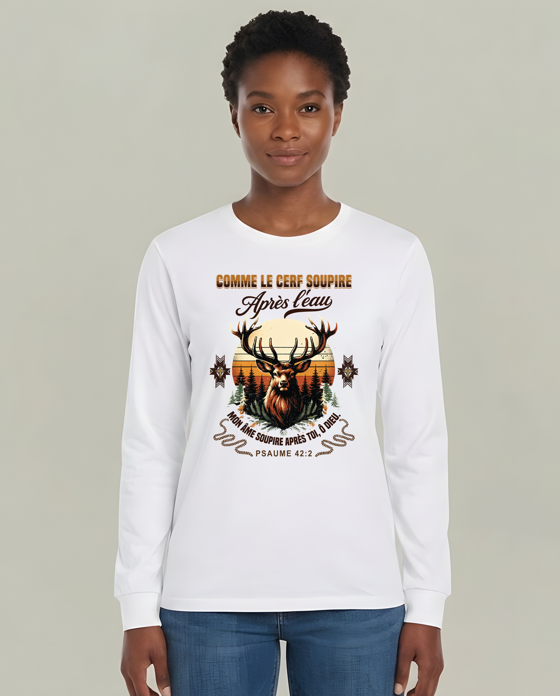 T-shirt blanc manches longues femme avec cerf et texte biblique Psaume 42:2.