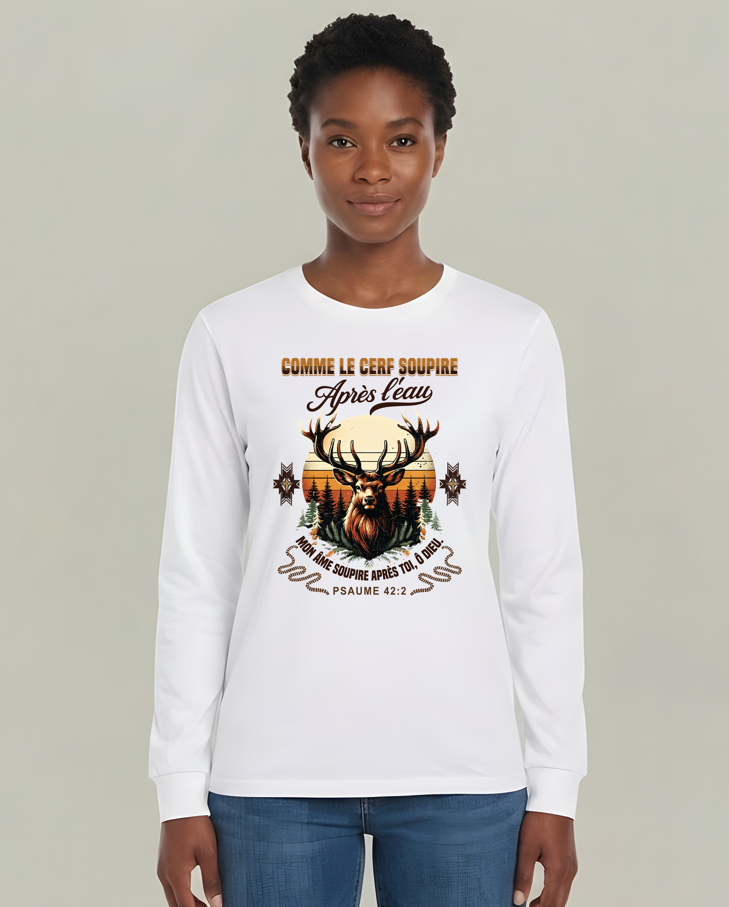 T-shirt blanc manches longues femme avec cerf et texte biblique Psaume 42:2.