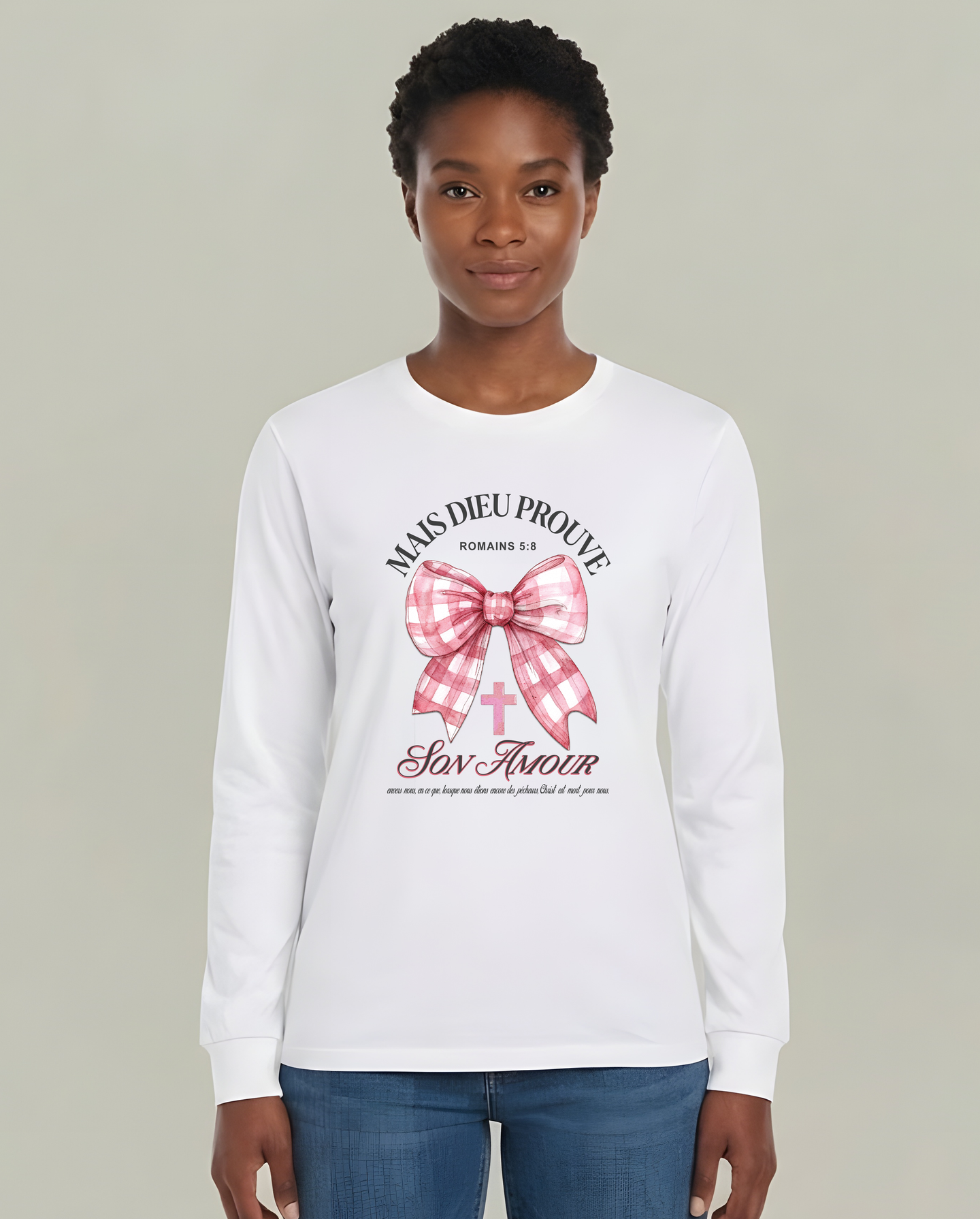 T-shirt blanc à manches longues pour femme avec nœud vichy rose et texte biblique en français.