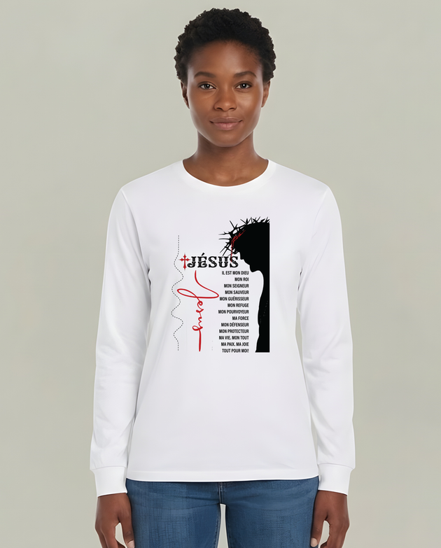 T-shirt blanc manches longues femme avec silhouette de Jésus et texte religieux en français.