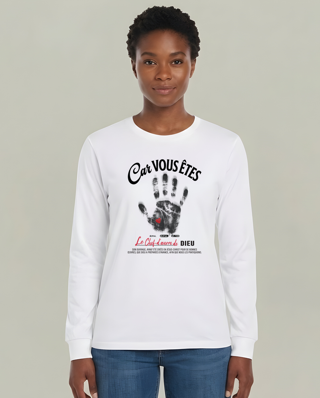 T-shirt blanc manches longues femme avec texte français et empreinte de main noire.