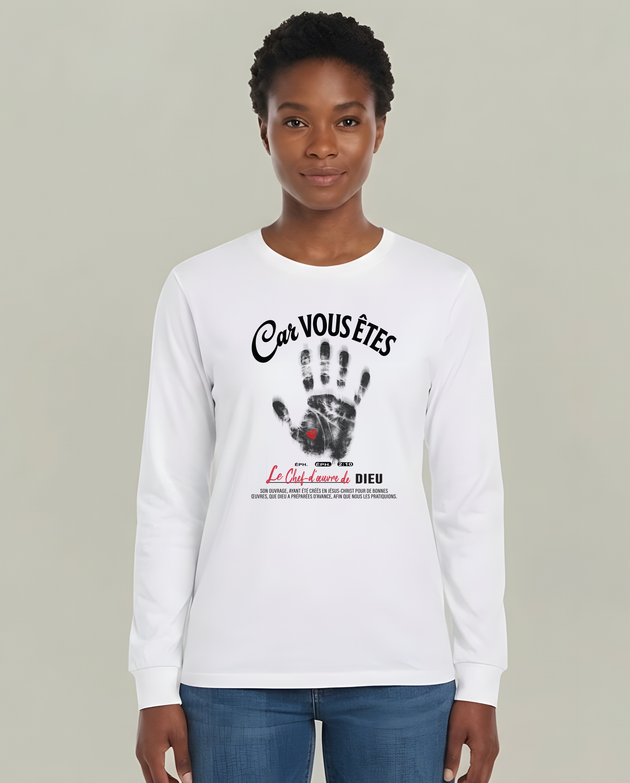 T-shirt blanc manches longues femme avec texte français et empreinte de main noire.