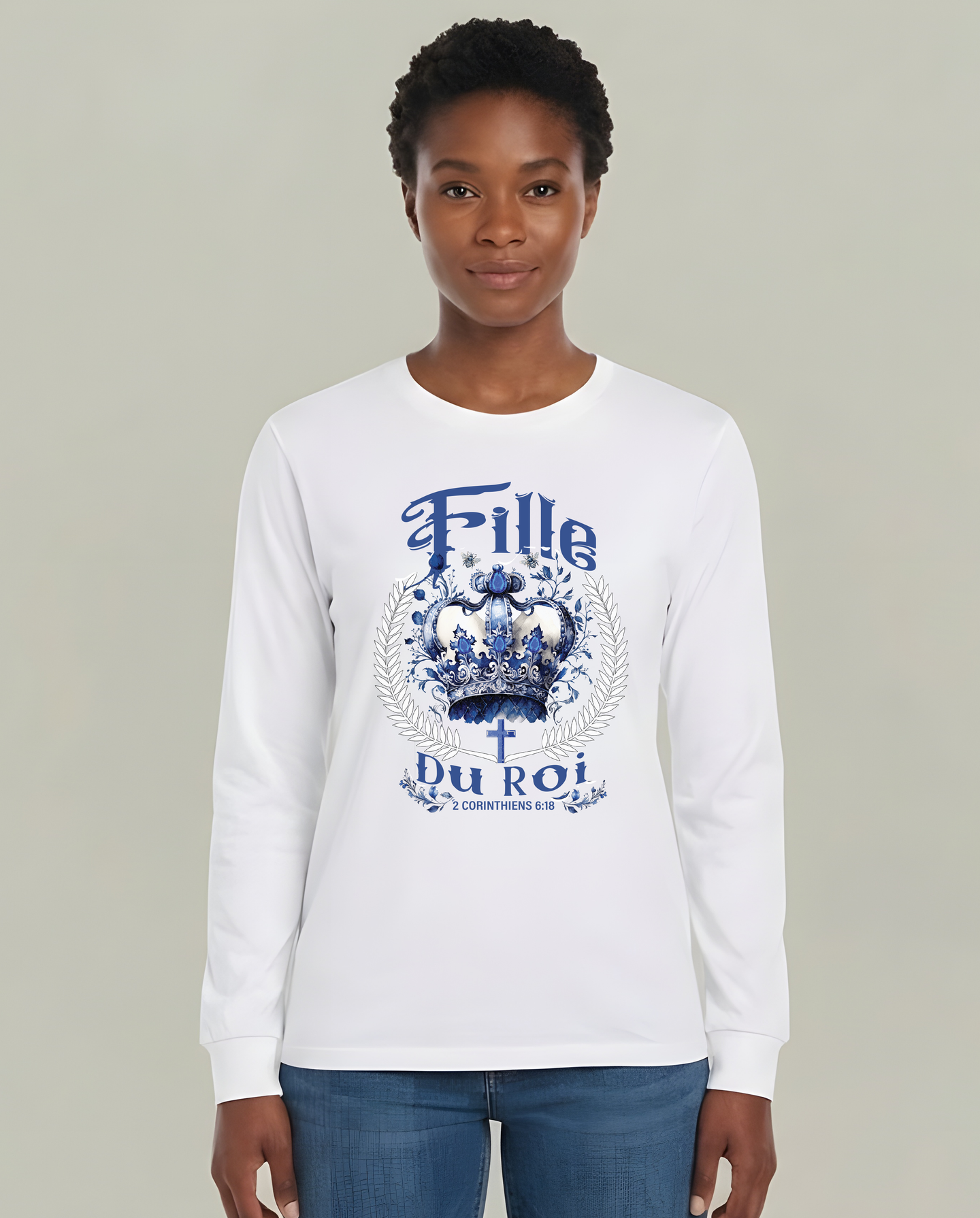 T-shirt blanc manches longues femme avec motif couronne bleue et texte Fille du Roi.
