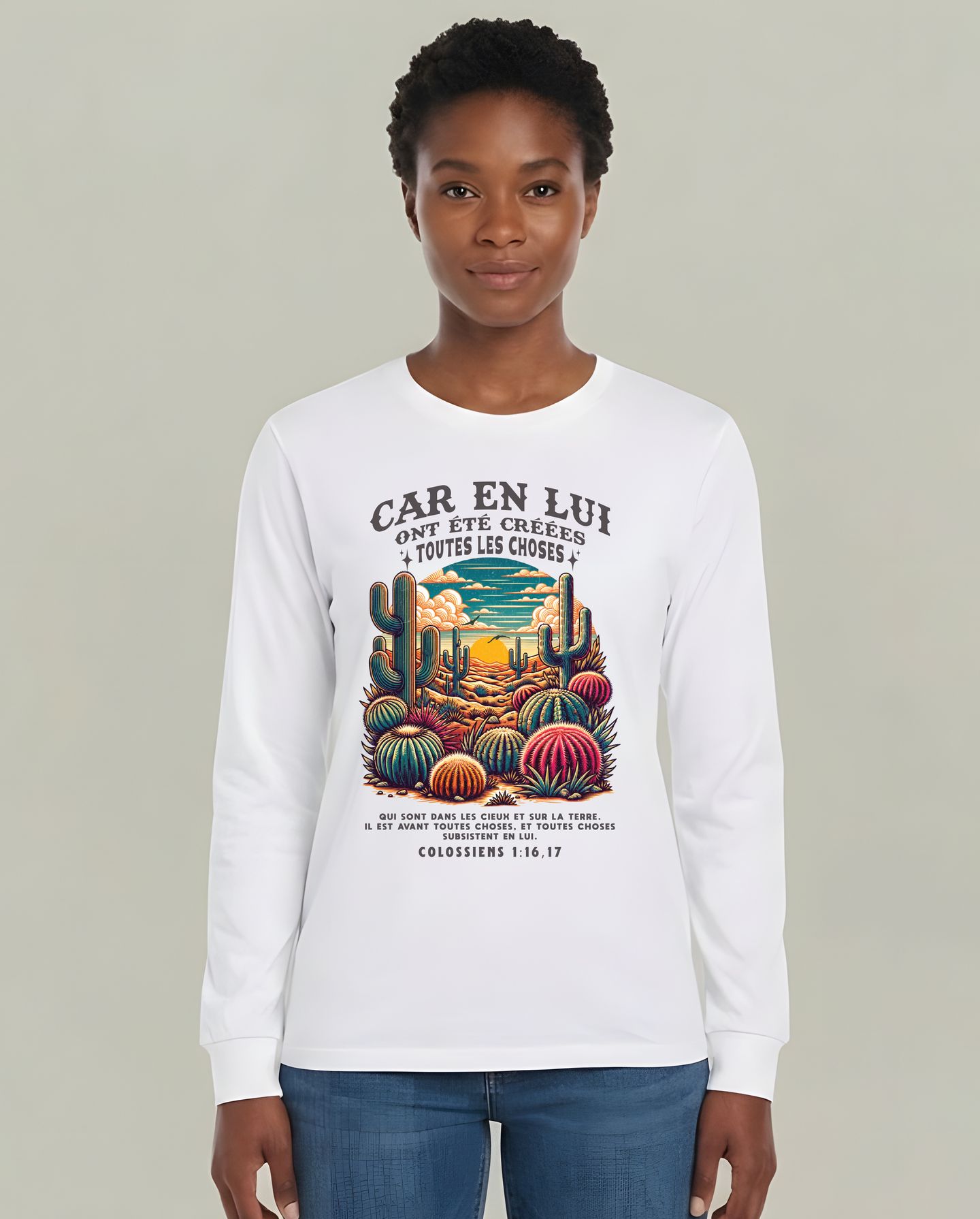 T-shirt blanc manches longues femme avec paysage de désert et verset biblique Colossiens 1:16,17.
