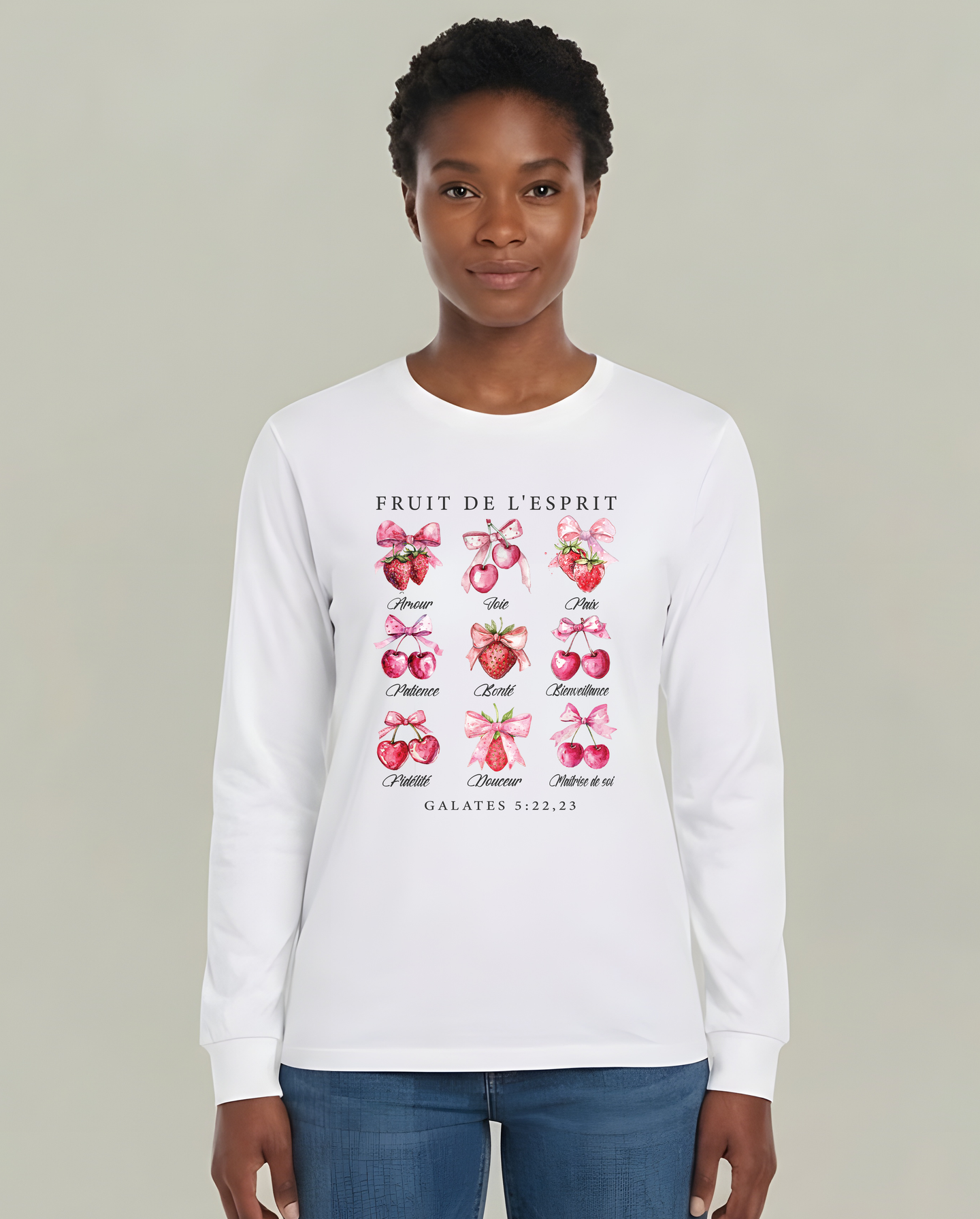 T-shirt blanc manches longues femme avec illustrations de fruits et texte biblique en français.