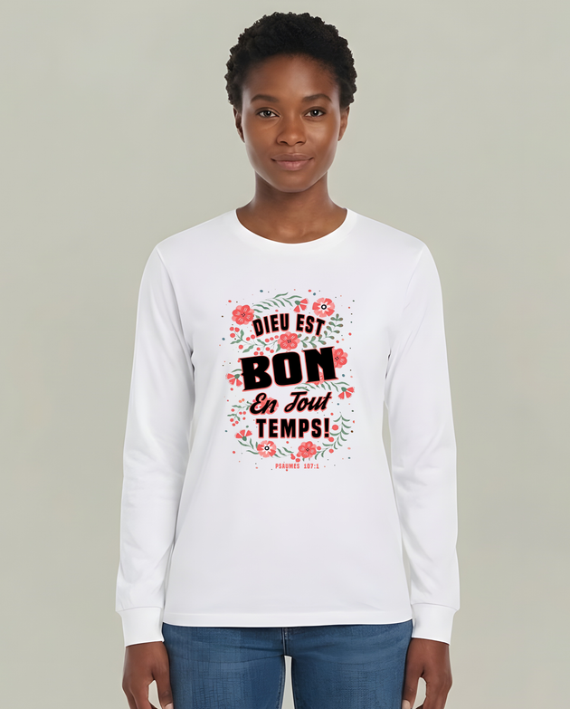Femme portant un t-shirt blanc à manches longues avec l'inscription Dieu Est Bon En Tout Temps.