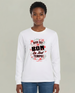 Femme portant un t-shirt blanc à manches longues avec l'inscription Dieu Est Bon En Tout Temps.