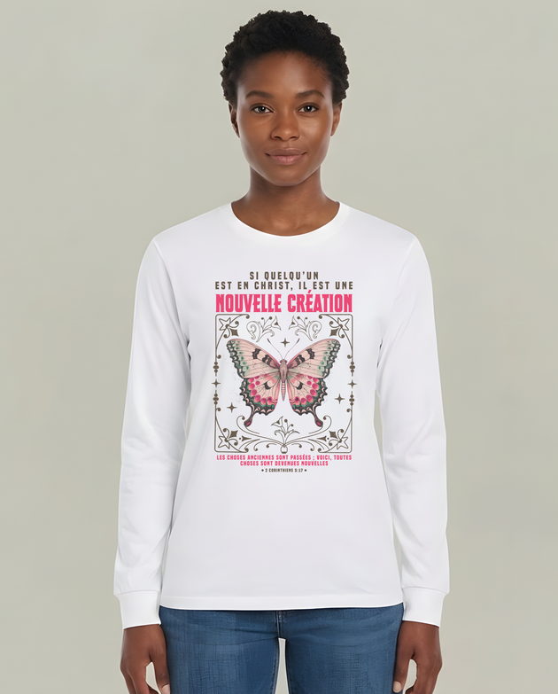 T-shirt blanc manches longues femme avec papillon vintage et verset biblique 2 Corinthiens 5:17.