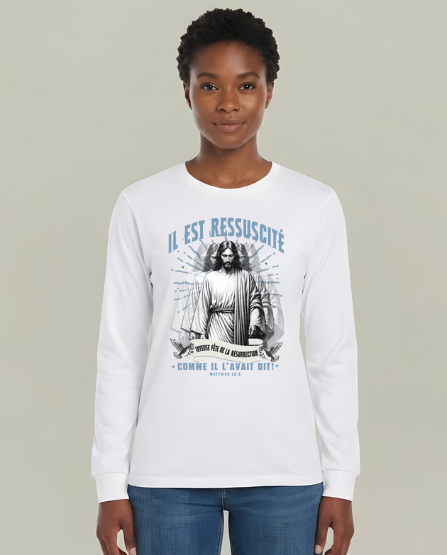 T-shirt blanc manches longues femme avec illustration de Jésus et texte biblique en français.