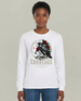 Femme portant un t-shirt blanc à manches longues avec corbeau, roses et texte biblique Luc 12:24.