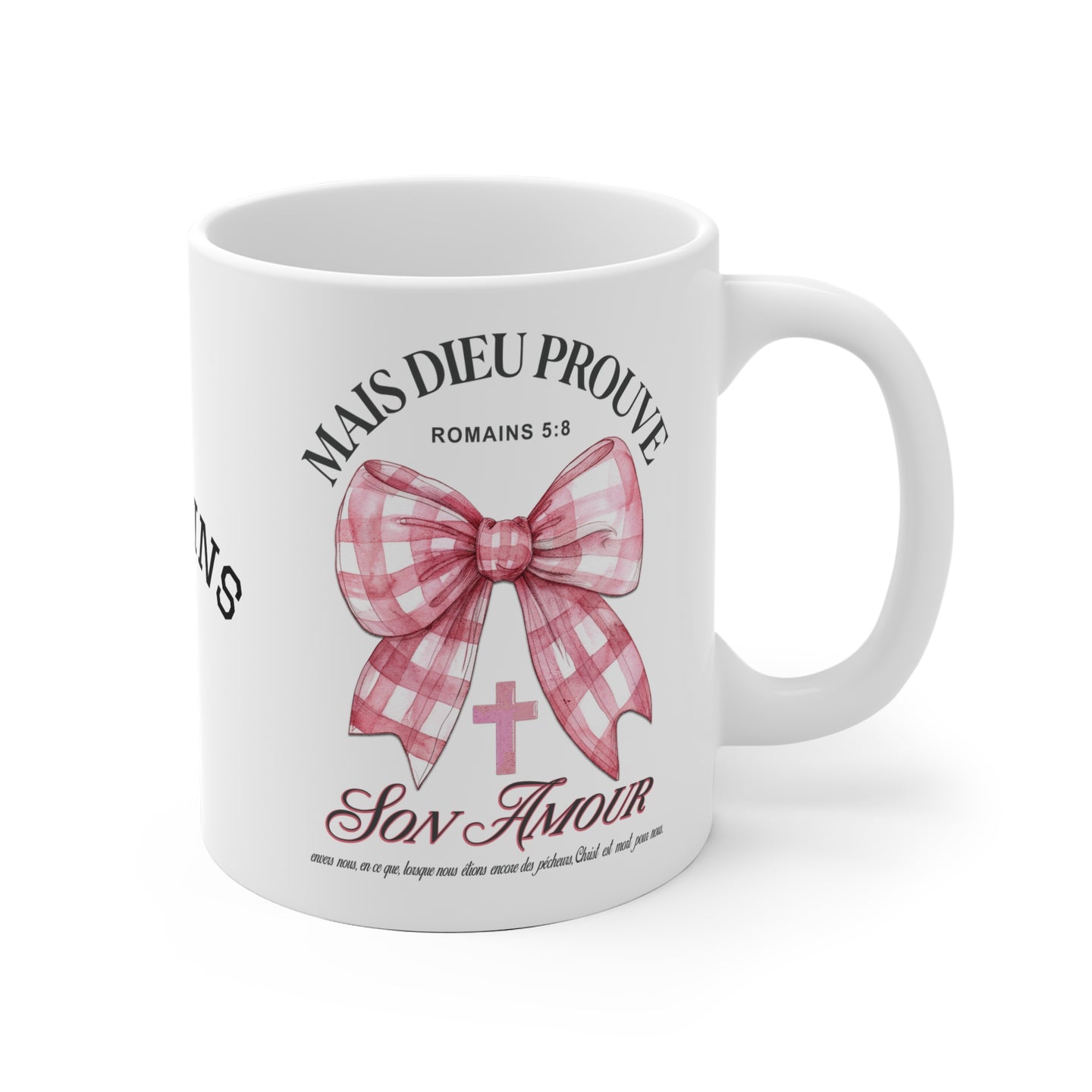 Mug blanc en céramique orné d'un nœud vichy rose, d'une croix et du verset biblique Romains 5:8.