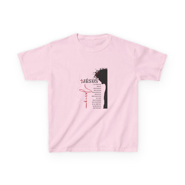 T-shirt rose pour enfant avec une illustration de Jésus et des inscriptions religieuses.