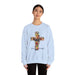 Une femme porte un sweat-shirt blanc orné d'une croix florale et de l'inscription Tout est accompli.