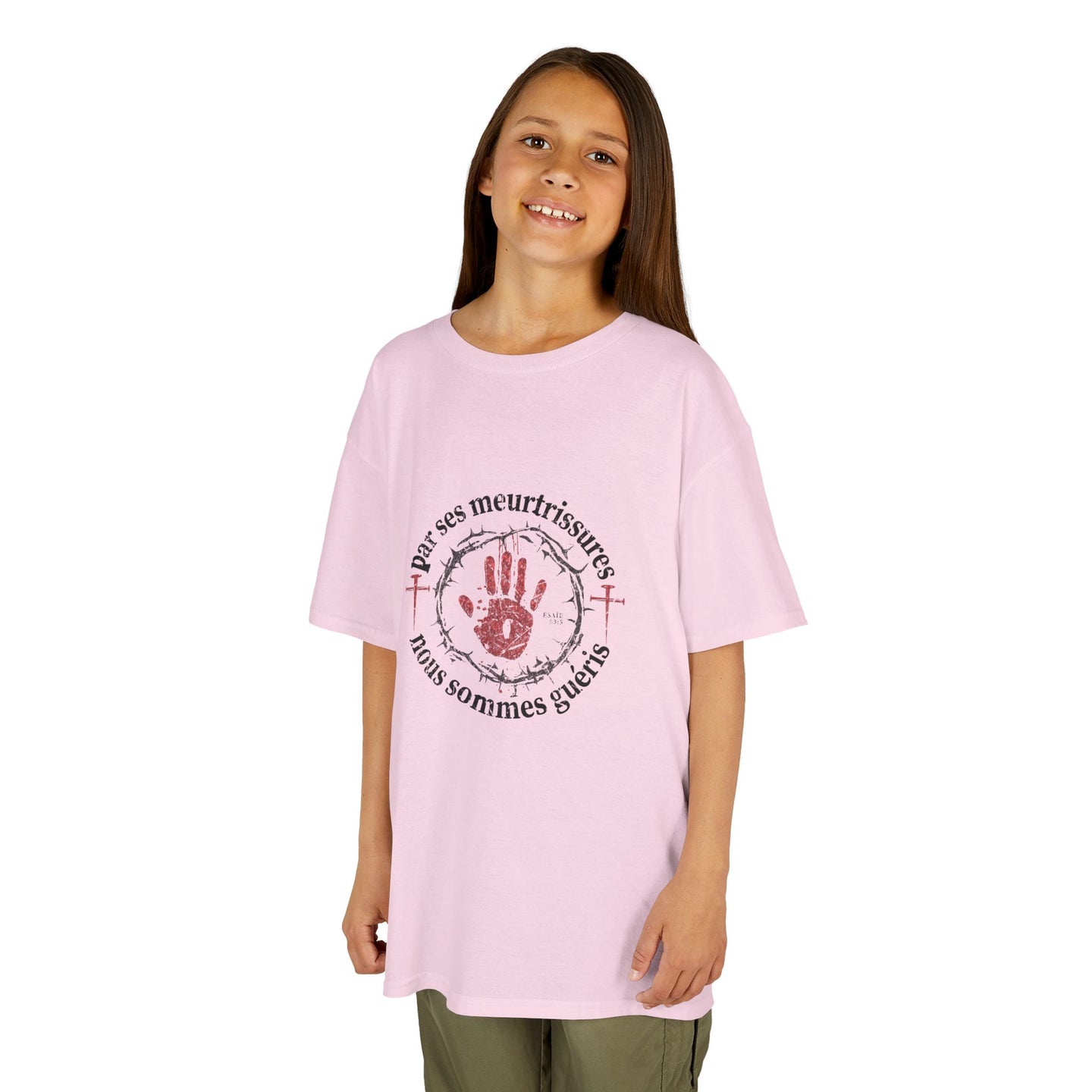 Une jeune fille porte un t-shirt rose en coton avec une illustration religieuse imprimée.