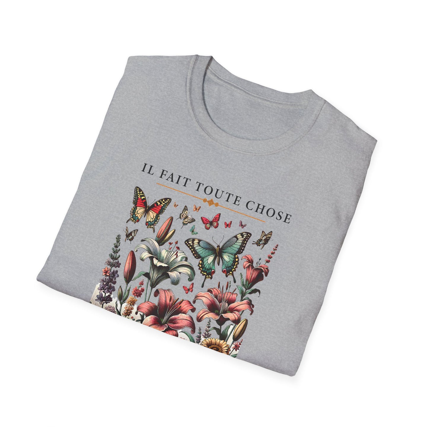 T-shirt gris plié orné d'un motif floral vintage avec des papillons et l'inscription Il fait toute chose.