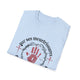 T-shirt bleu clair plié avec une impression représentant une couronne d'épines et une main rouge.