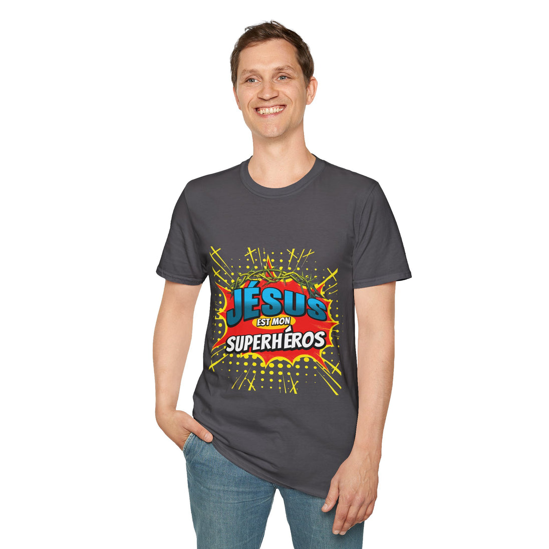 Un homme porte un t-shirt gris foncé avec l'inscription Jésus est mon superhéros en style comics.