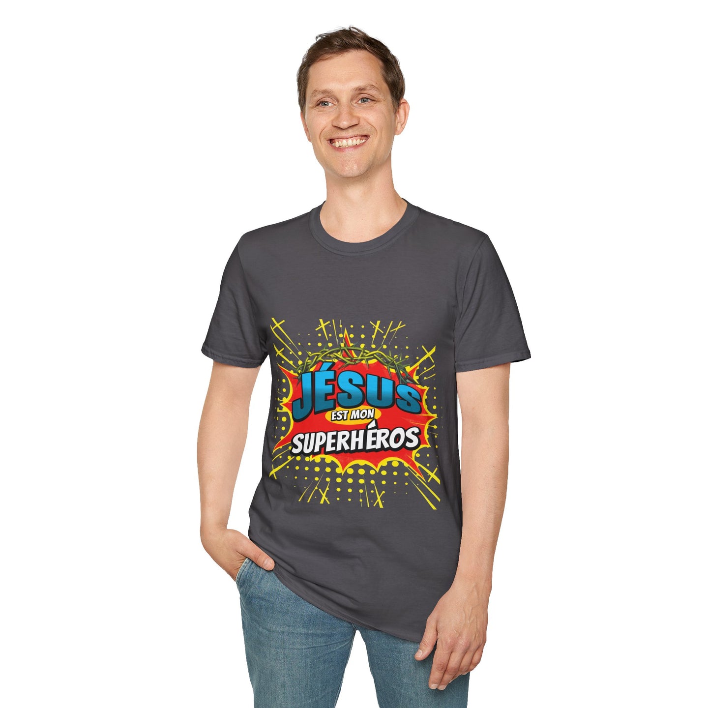 Un homme porte un t-shirt gris foncé avec l'inscription Jésus est mon superhéros en style comics.