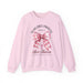 Sweatshirt rose pâle avec un nœud vichy, une croix et le texte Mais Dieu Prouve Son Amour.