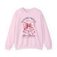 Sweatshirt rose pâle avec un nœud vichy, une croix et le texte Mais Dieu Prouve Son Amour.