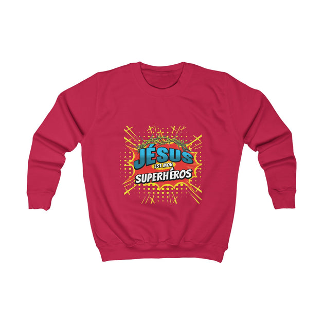 Sweatshirt rouge pour enfant avec une illustration style comics Jésus est mon superhéros.