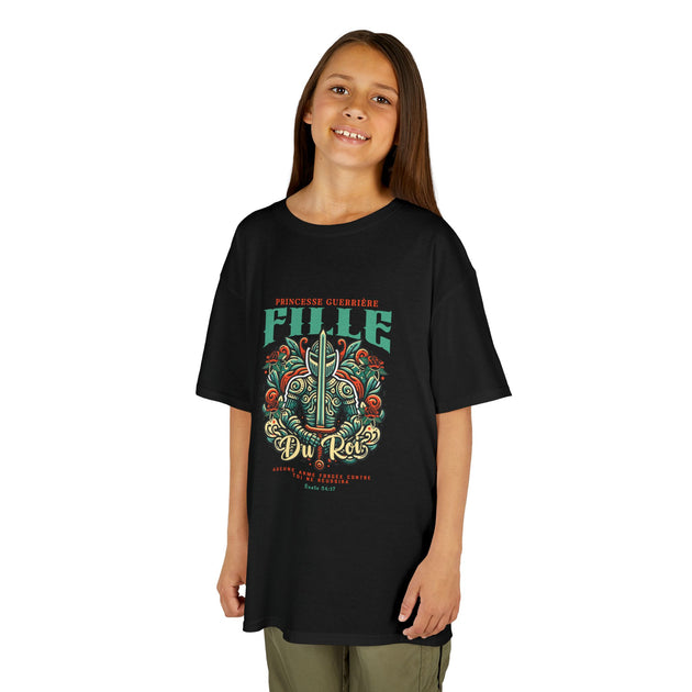 Une jeune fille porte un t-shirt noir avec une illustration de chevalier et un texte chrétien.