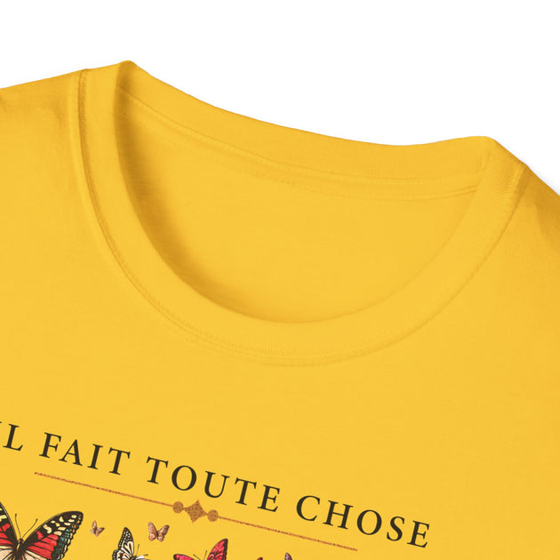 T-shirt jaune à col rond avec l'inscription Il fait toute chose et des motifs de papillons.