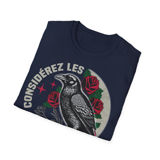 T-shirt bleu marine plié avec une illustration de corbeau, de roses et le texte Considérez les.